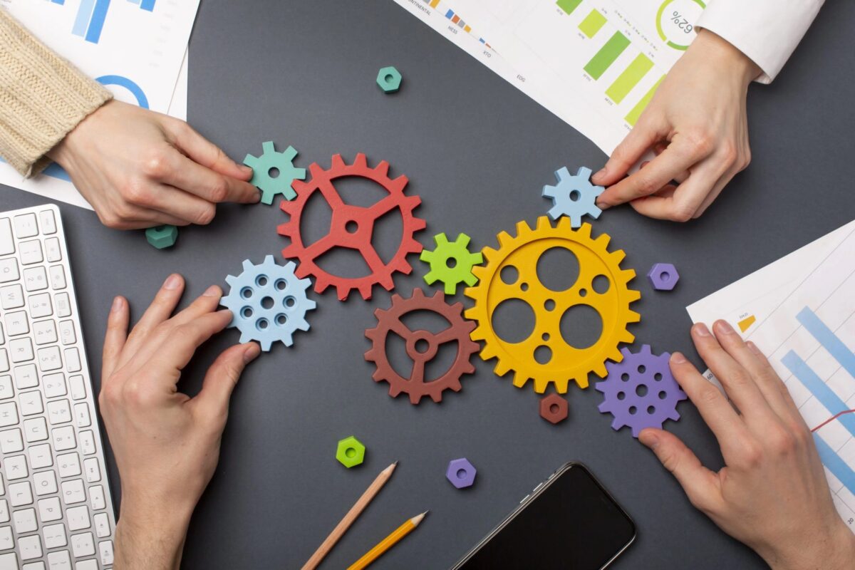 Groupe de professionnels échangeant autour de compétences comportementales