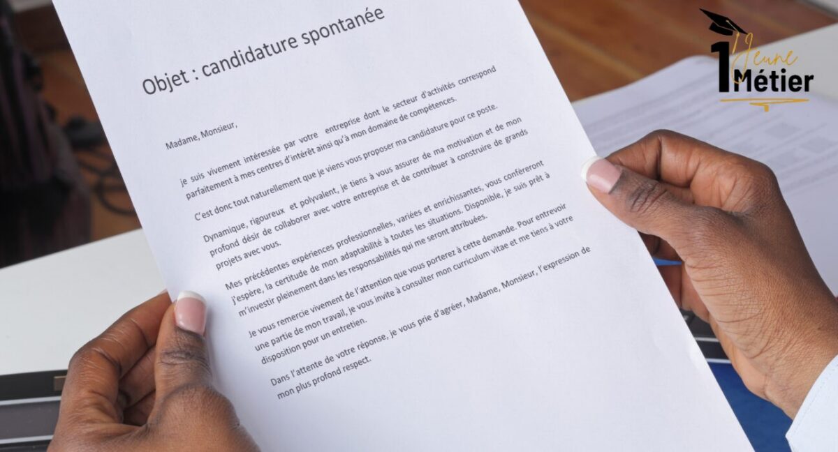 Étudiante rédigeant sa lettre de motivation sur un ordinateur portable