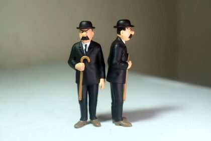Manager contrôlant de trop près le travail d'un collaborateur, illustration du micro management