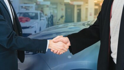 Réunion d'une équipe automobile autour d'un projet de mobilité