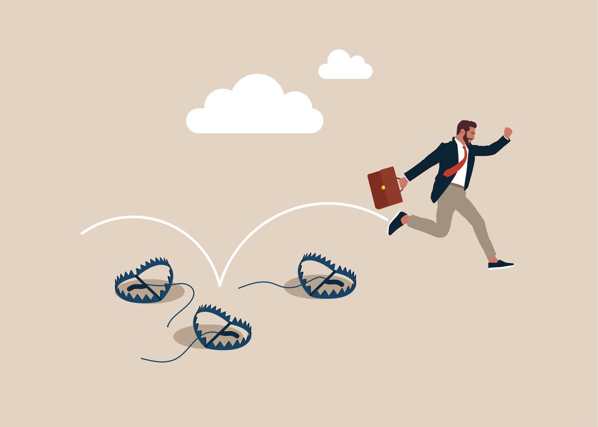 Adultes en formation gestionnaire travaillant sur des dossiers de gestion en salle de cours
