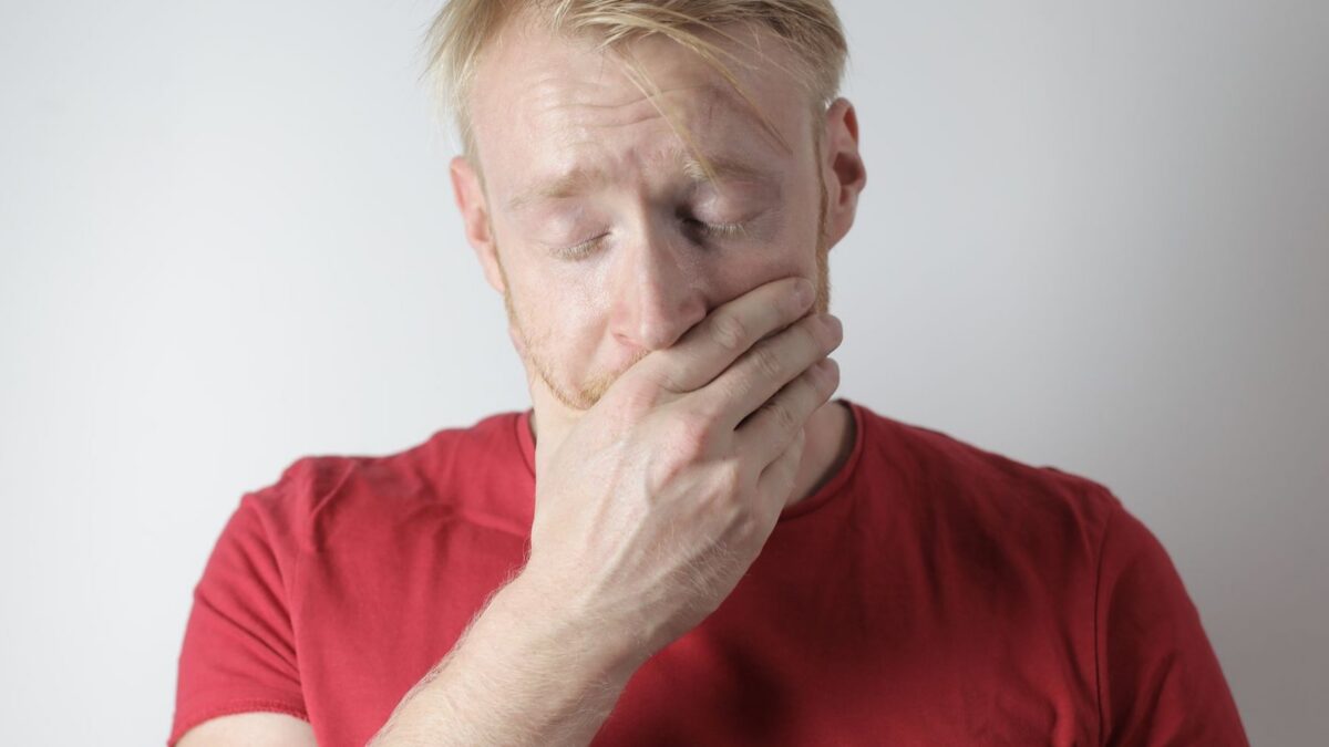 Personne épuisée, la tête entre les mains, illustrant un burn out émotionnel